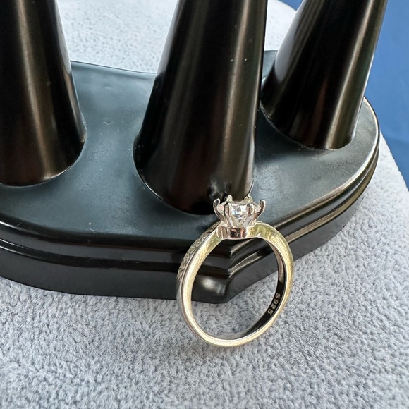 New 925 Italy Sterling Silver Elegant Women's Ring with Clear Stones Size 7 - Picture 3 of 11